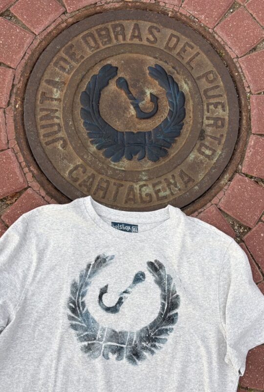 Cartagena Old Anchor Manhole Print T-Shirt