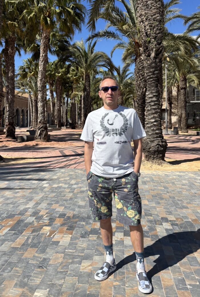 cartagena old anchor manhole print t shirt